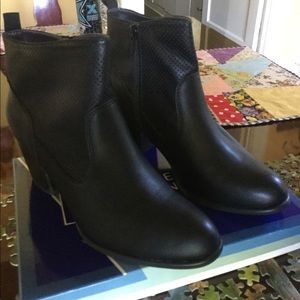 NIB New White Mountain Black Grace Booties NICE